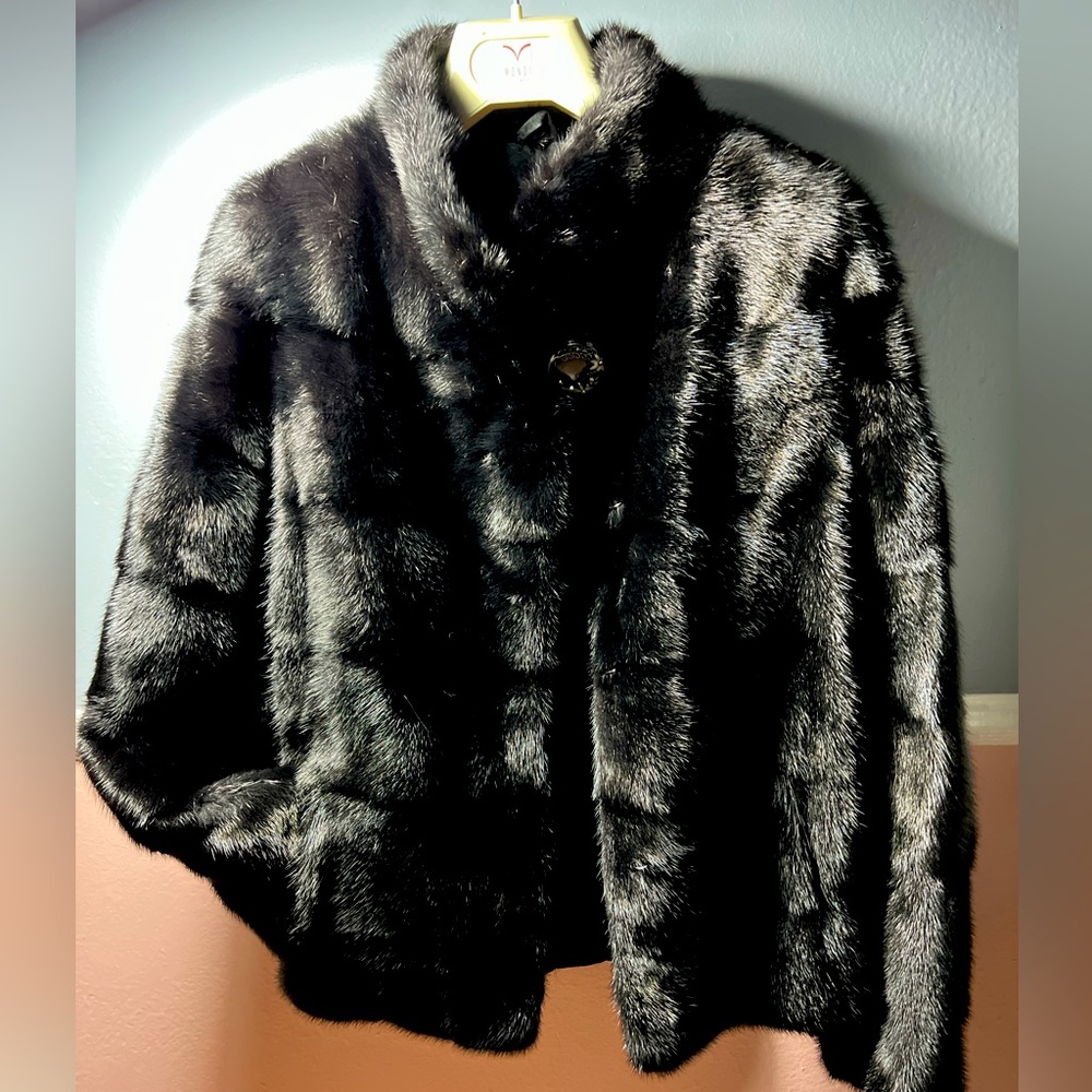 Natural fur coat . Black mink coat .Brand new . From Europe. Elegant and stylish